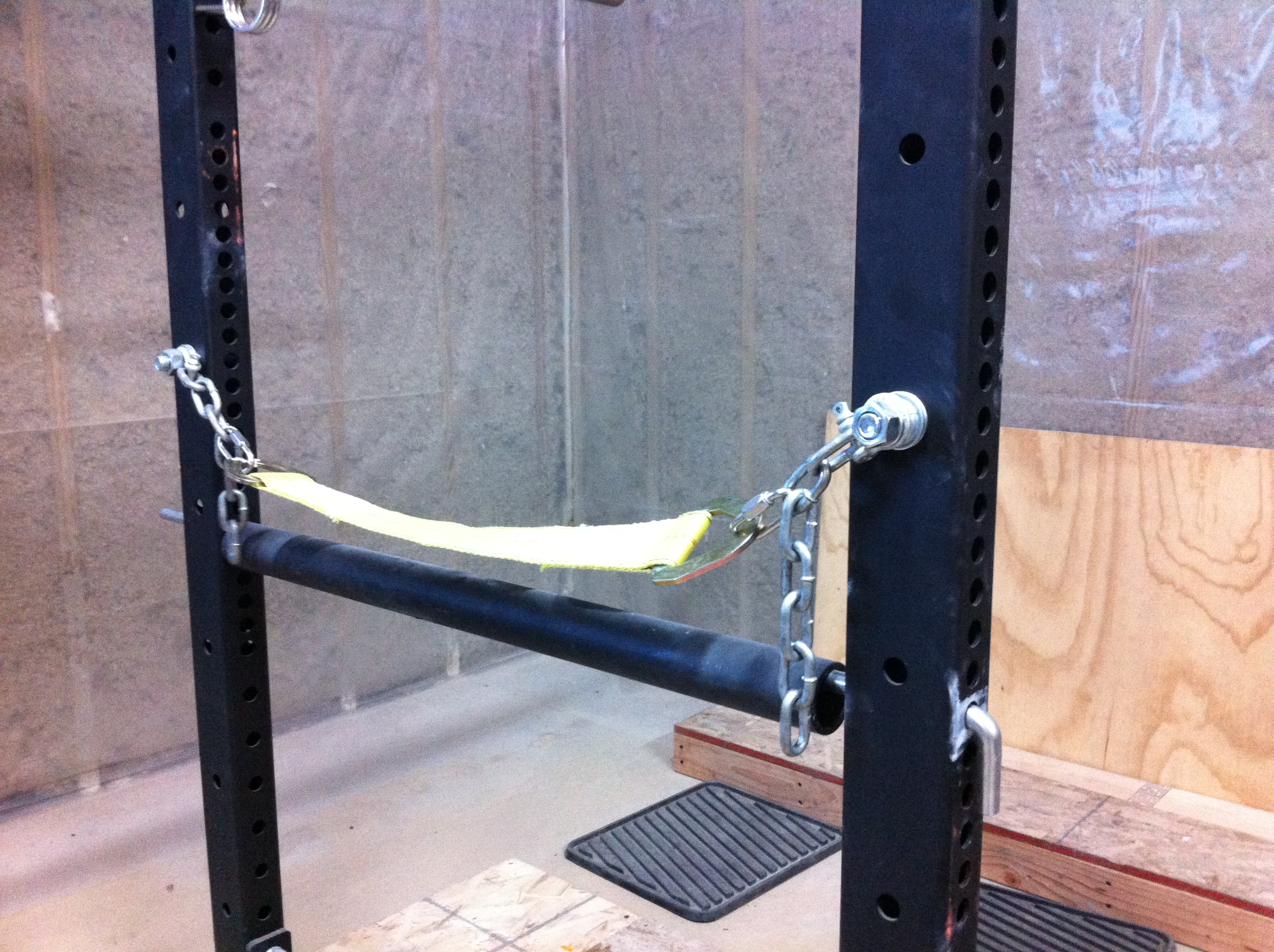 Example for safety pins and bands in a power rack